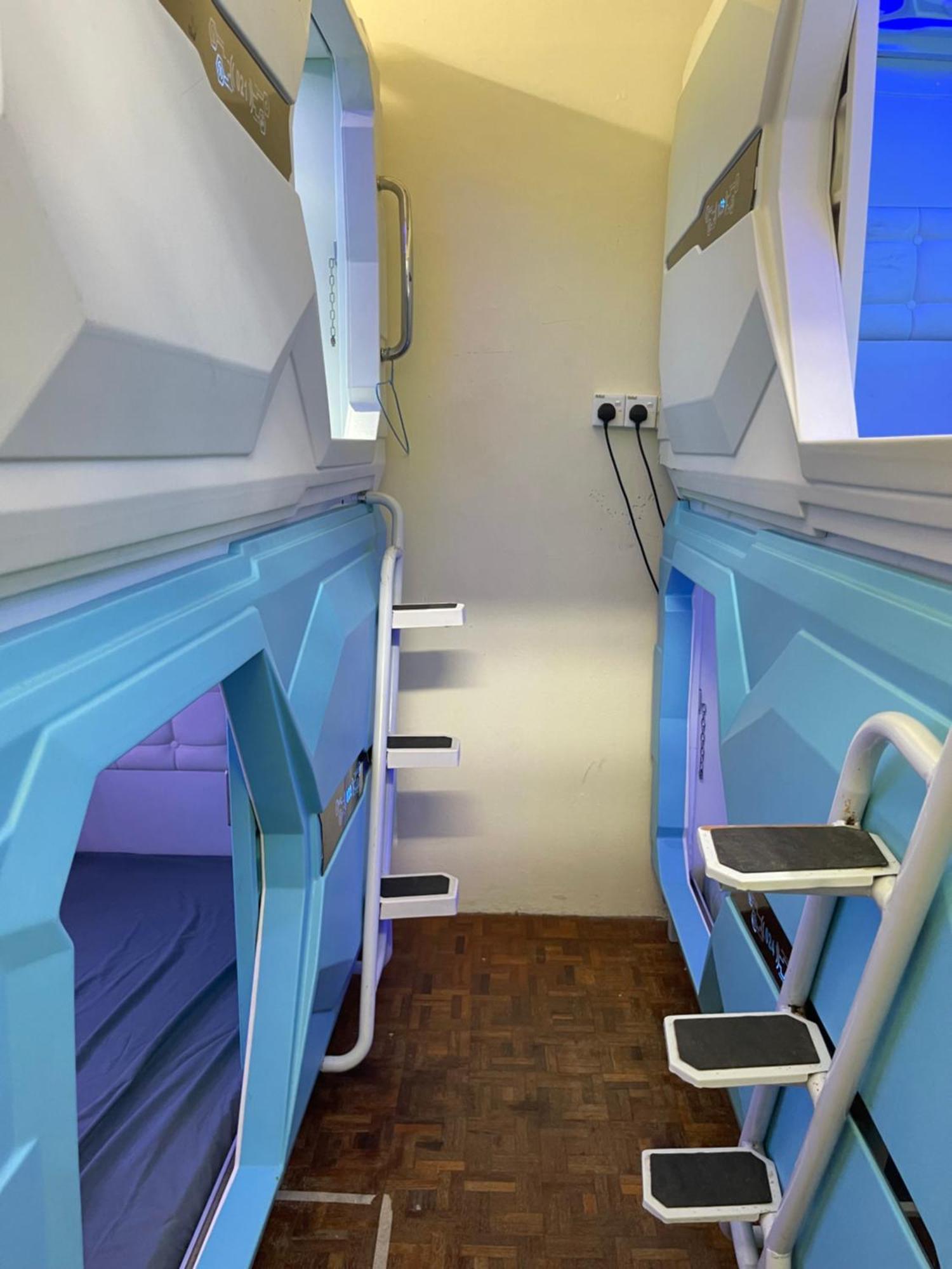 Pelangi Capsule Hostel Джохор-Бару Экстерьер фото